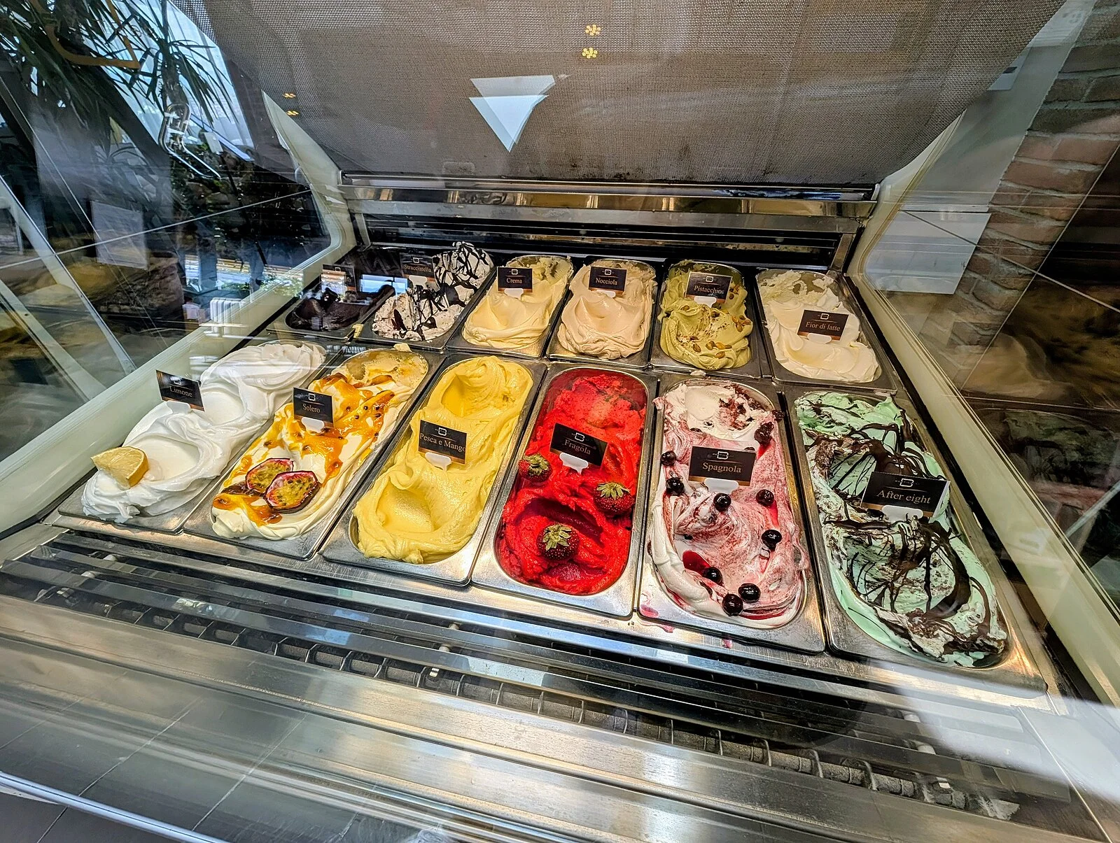 Coupe met artisanaal Italiaans gelato met pistache en chocolade