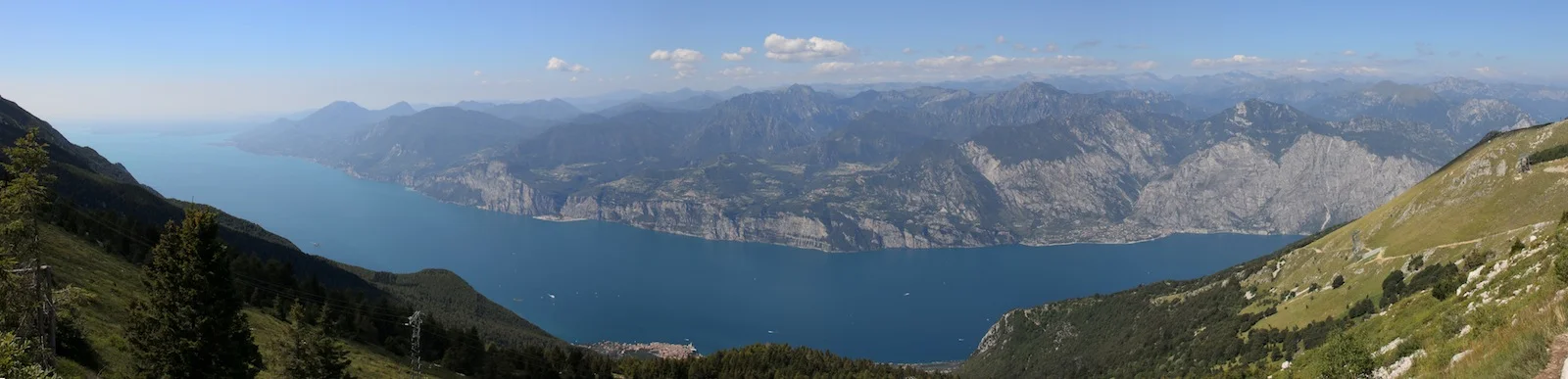 Panorama van het Gardameer met bergen en water in verschillende seizoenen