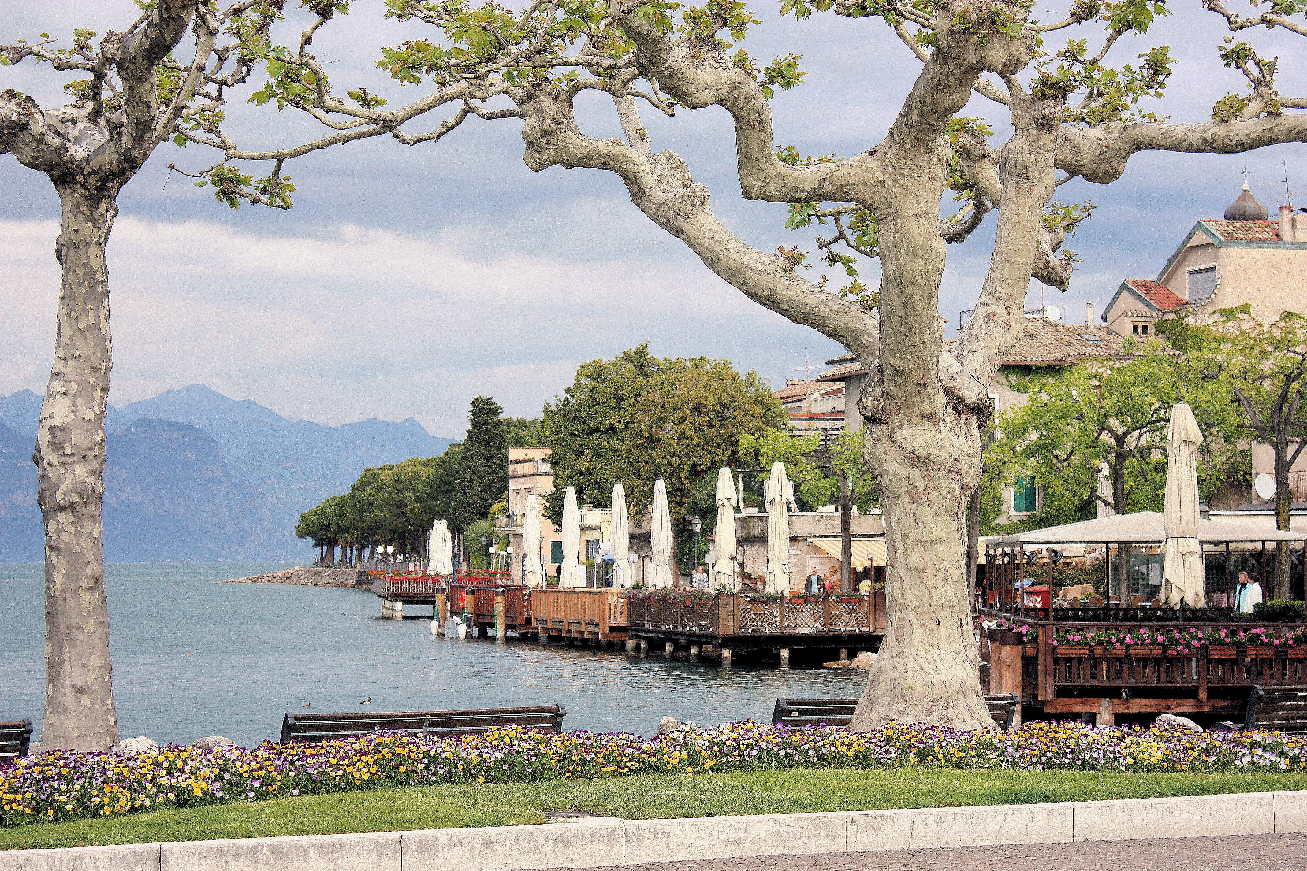 Restaurants met terras direct aan het water aan het Gardameer