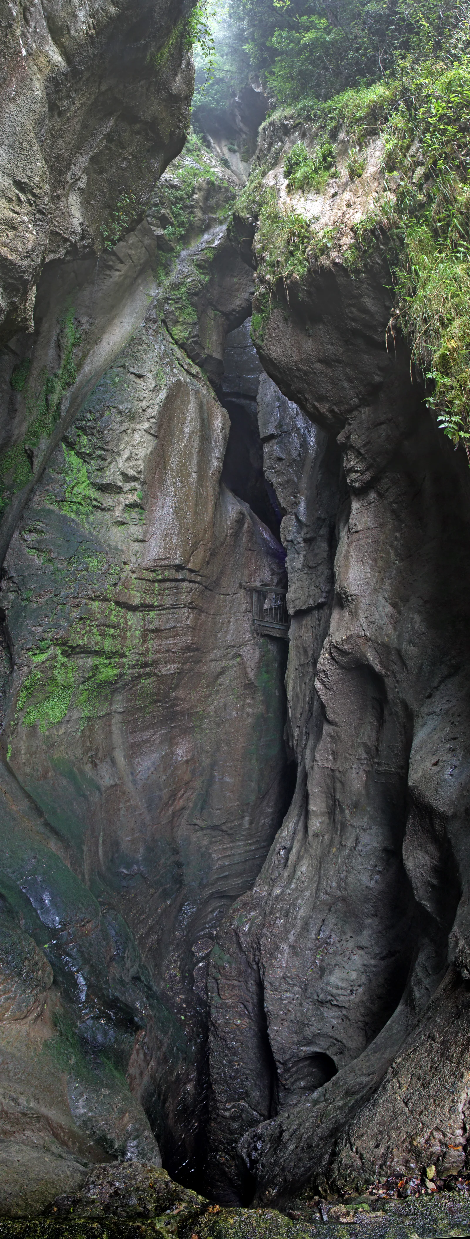 Cascata del Varone in zijn nauwe kloof