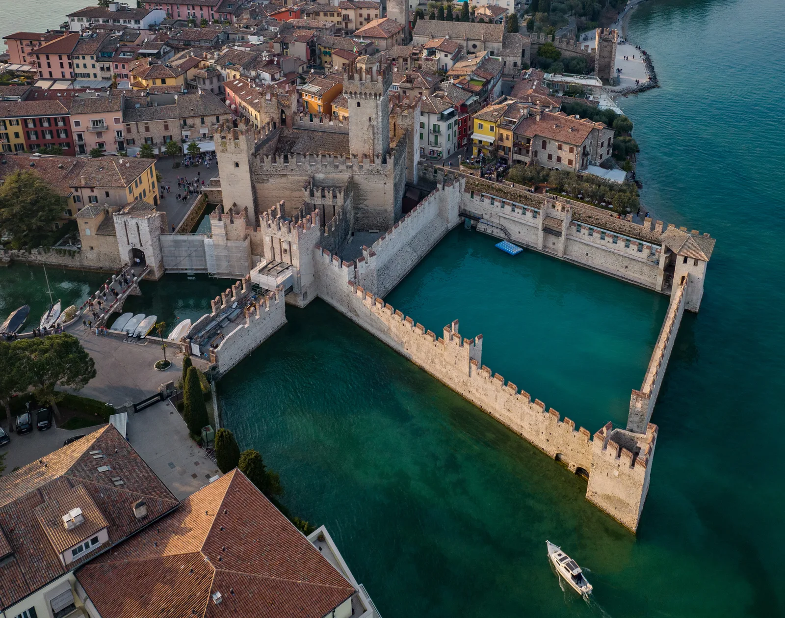 Castello Scaligero in Sirmione met de muren in het water