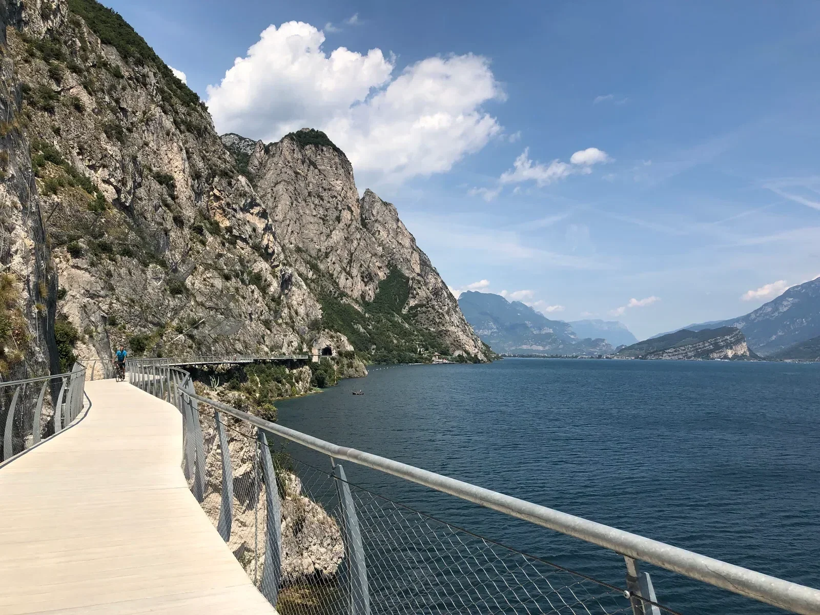 De Ciclovia del Garda met fietsers op het cantilever-pad