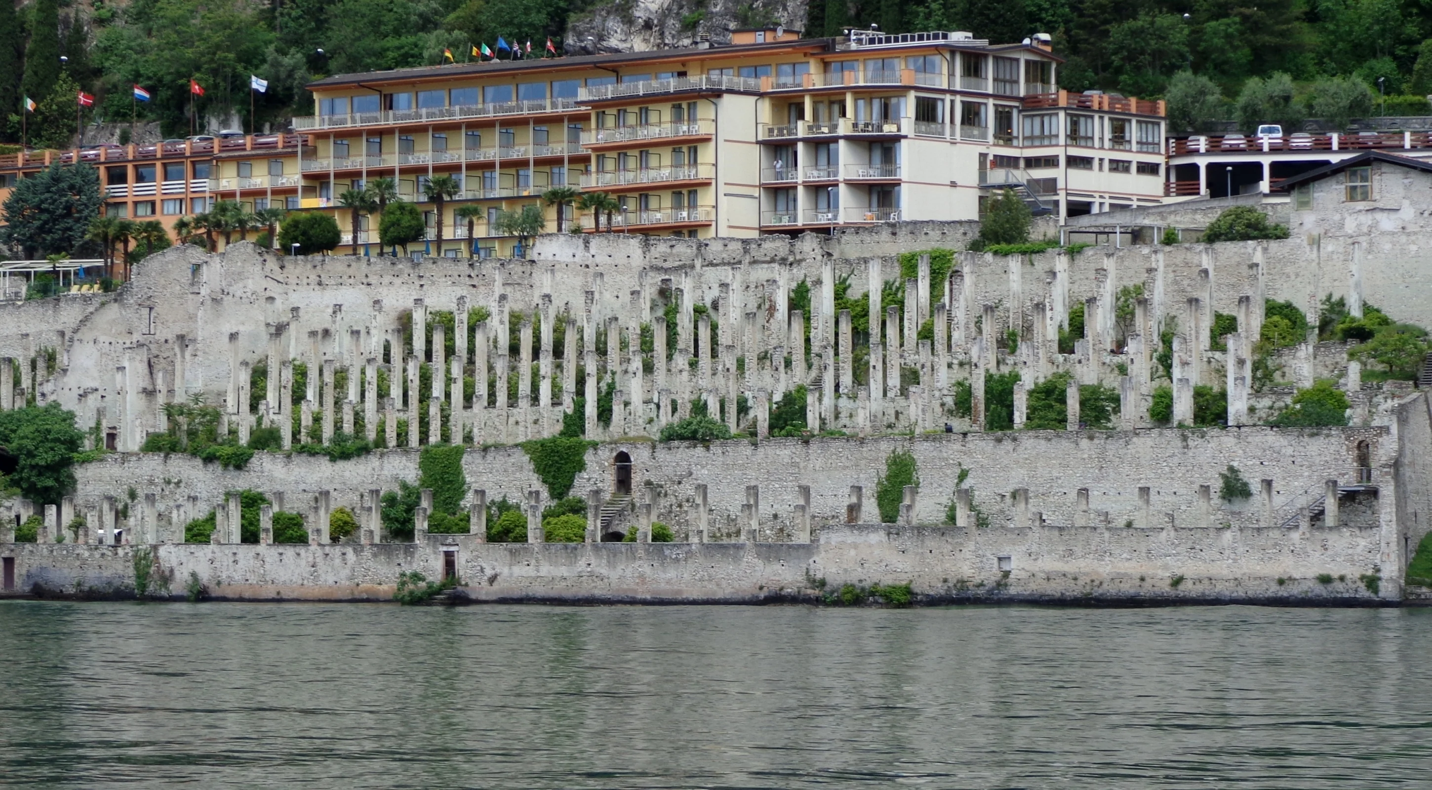 Citroenboomgaard met kenmerkende stenen pilaren in Limone sul Garda