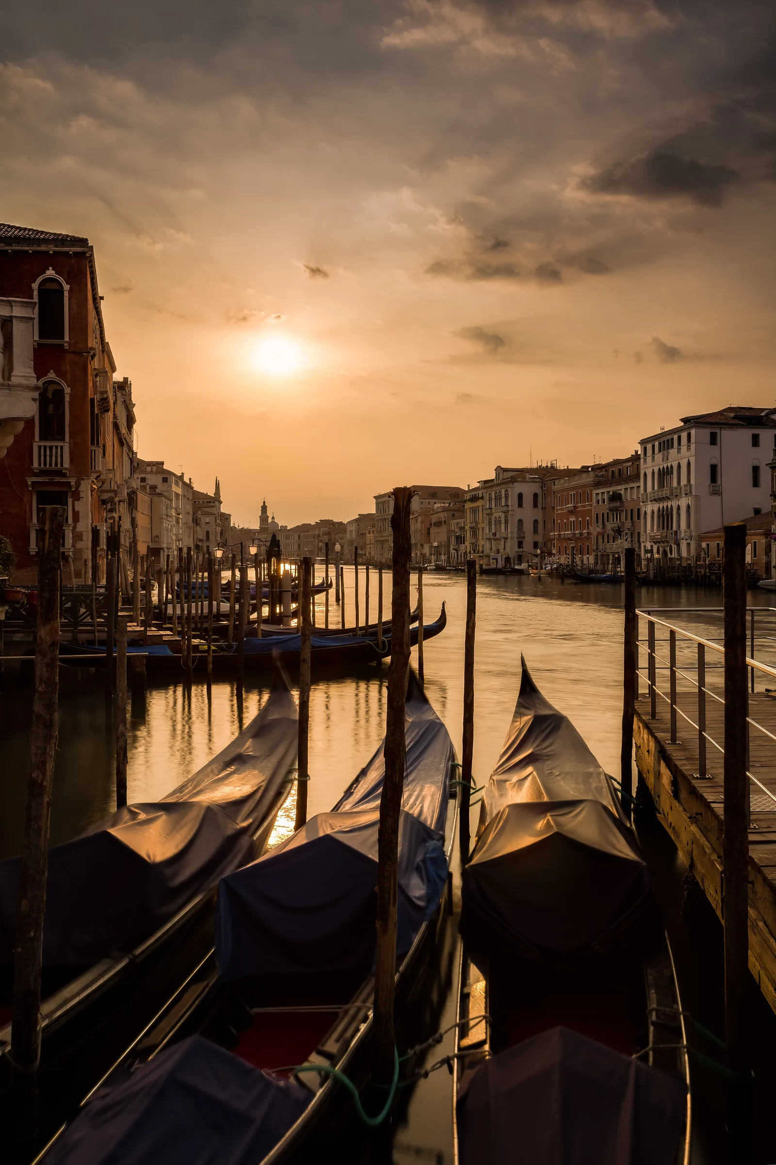 Zonsopgang over Venetië met gondels en oude paleizen