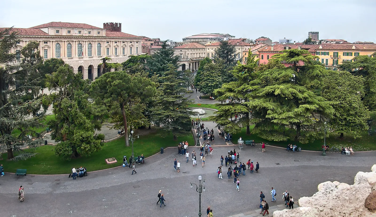 Piazza Bra in Verona vanaf de Arena gezien