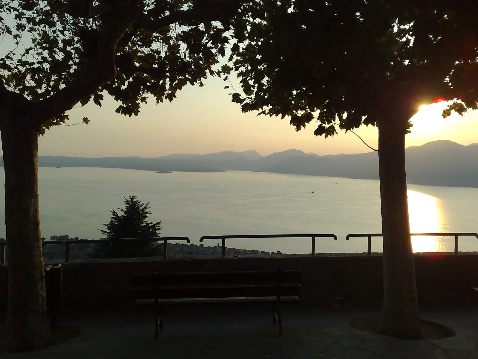 Zonsondergang over het Gardameer vanaf Garda