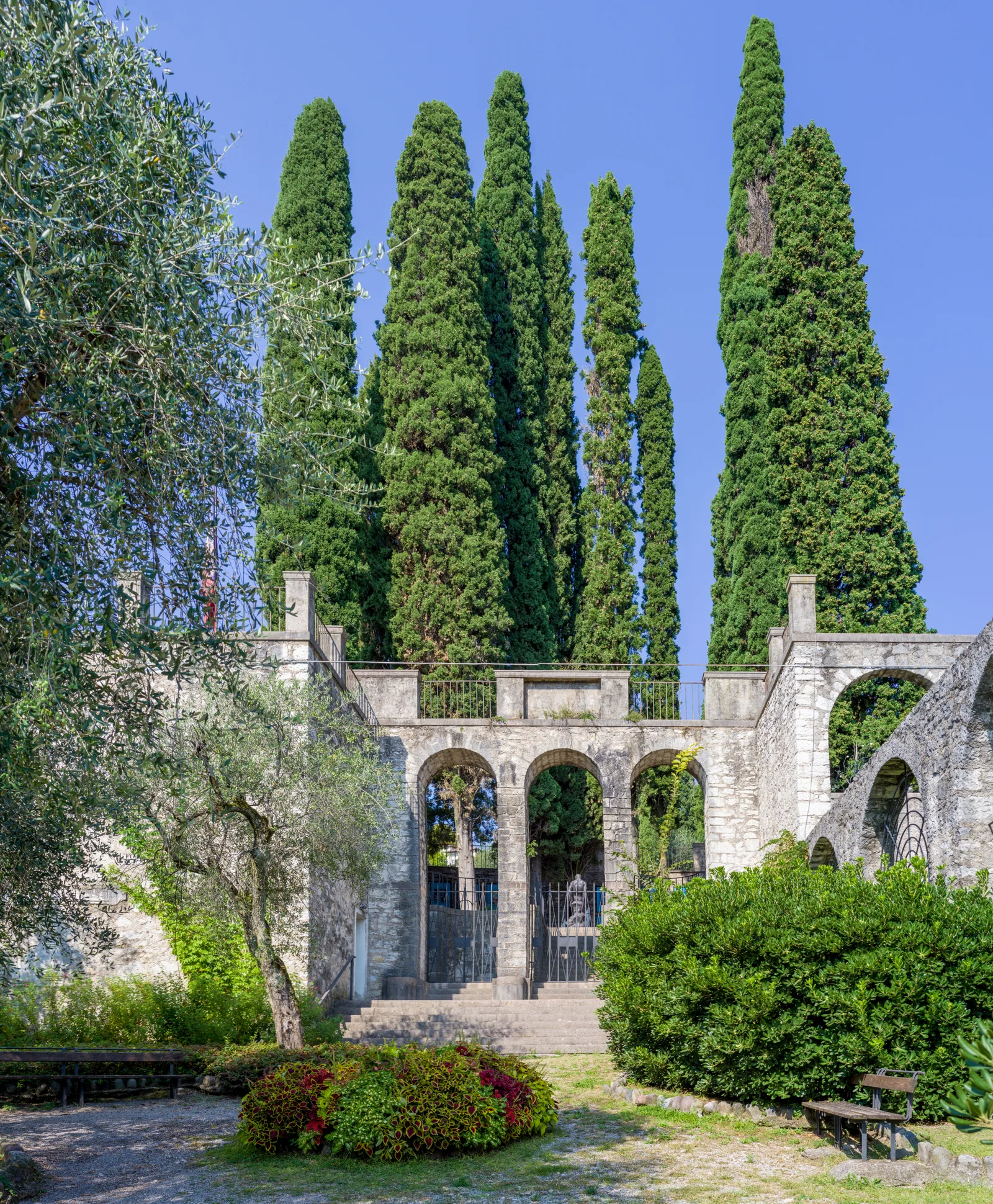 Bogen-ingang van Il Vittoriale degli Italiani in Gardone Riviera