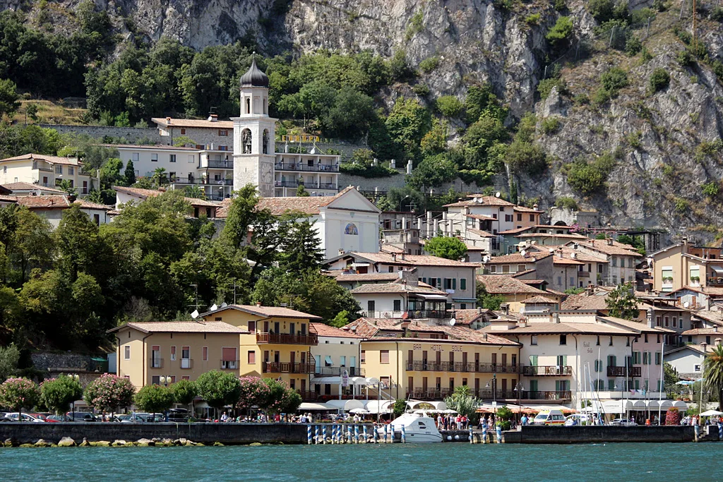 Limonaia met citroenbomen in Limone sul Garda