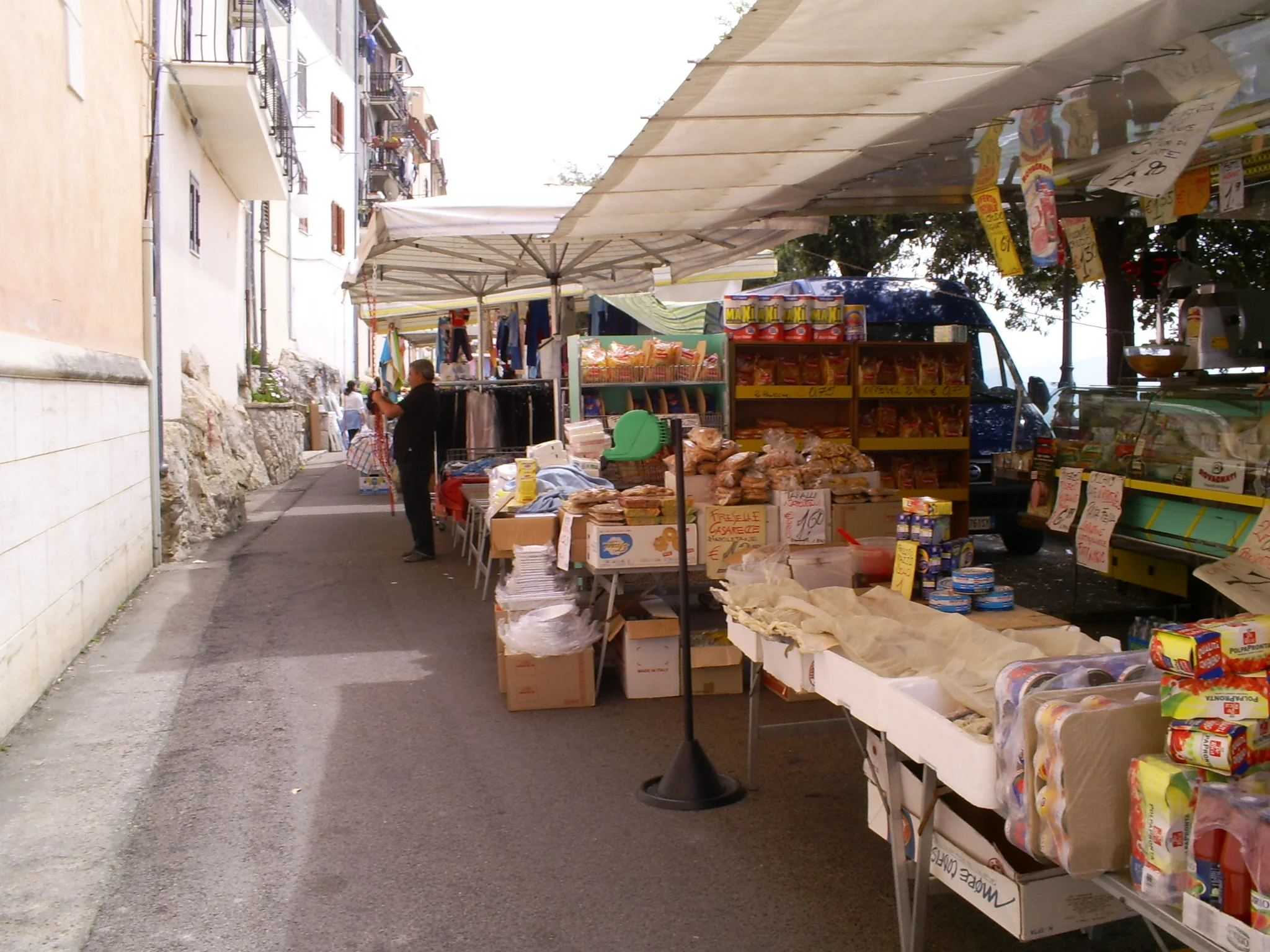 Wekelijkse markt in Italie met kraampjes en lokale producten