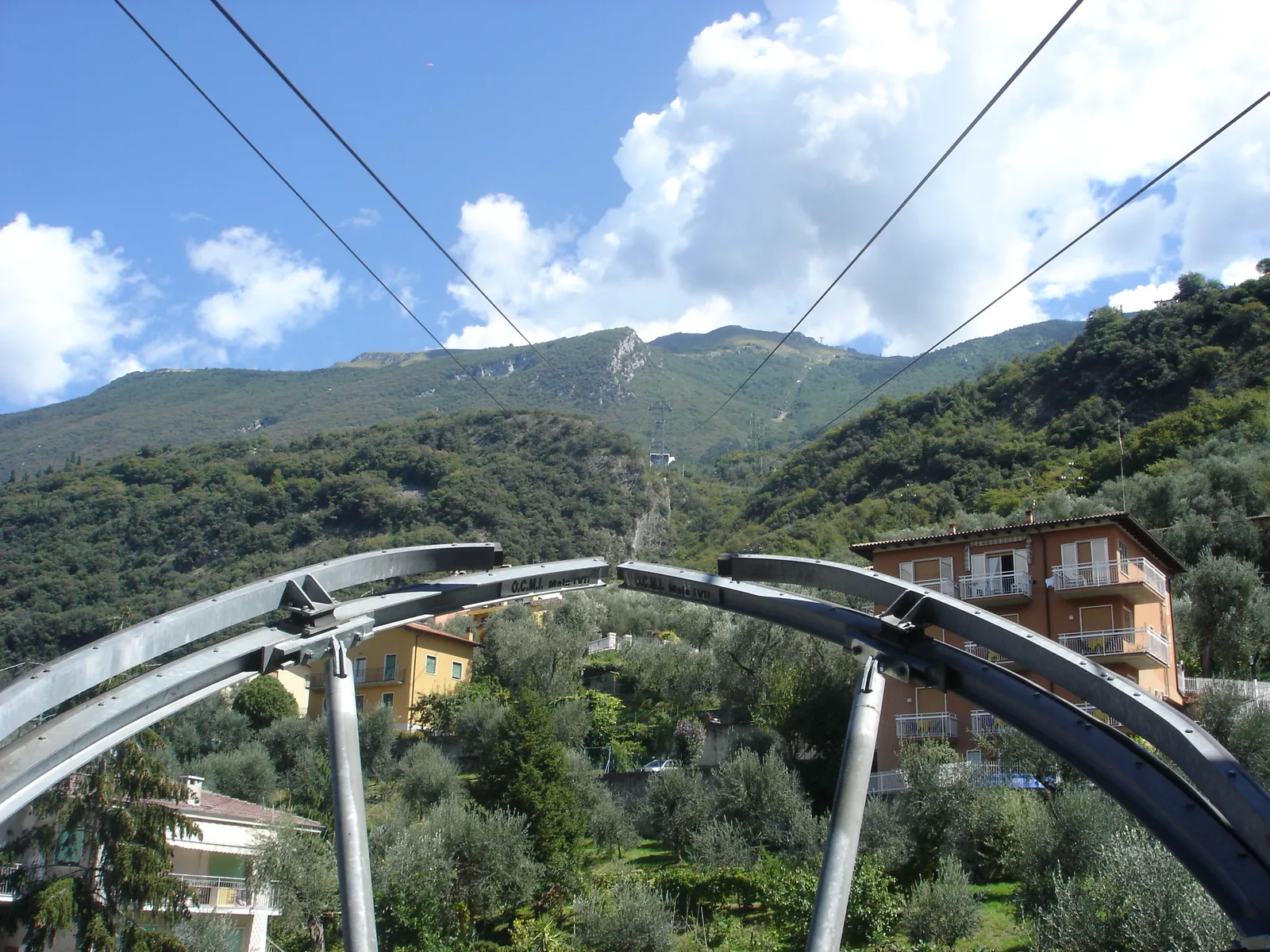 Monte Baldo bergrug met het Gardameer eronder