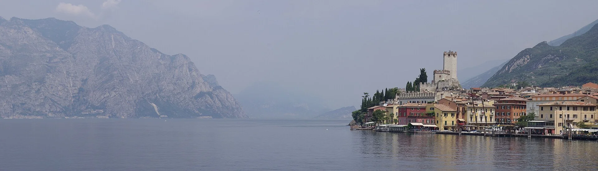 Panorama van het Gardameer vanaf Malcesine met zicht op noord en midden