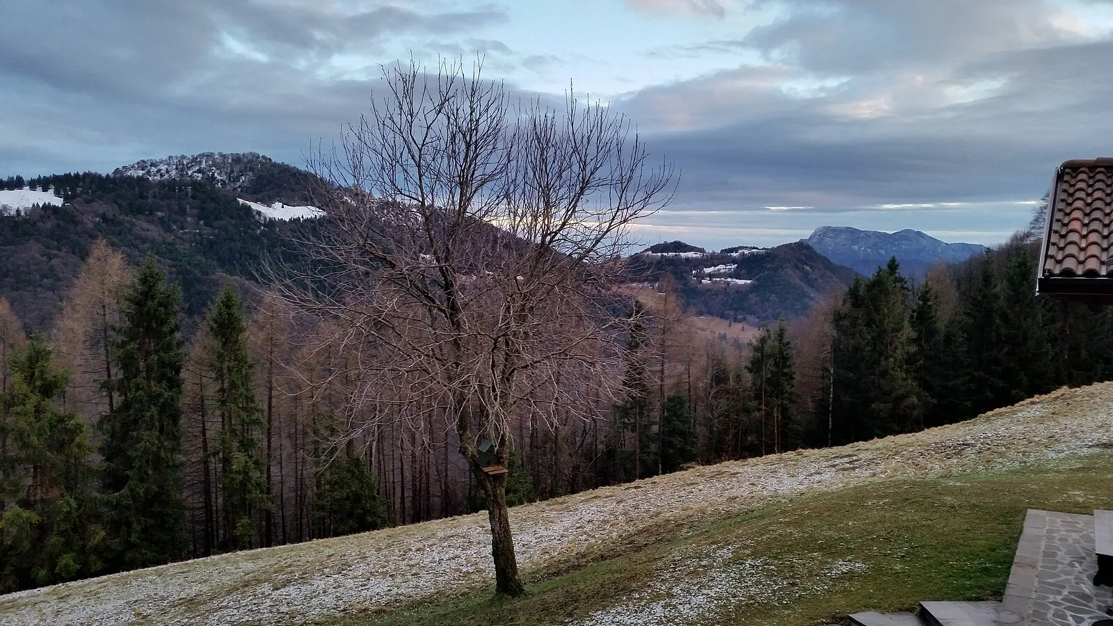 Bergvallei in het Parco Alto Garda Bresciano met de Monte Pizzocolo op de achtergrond