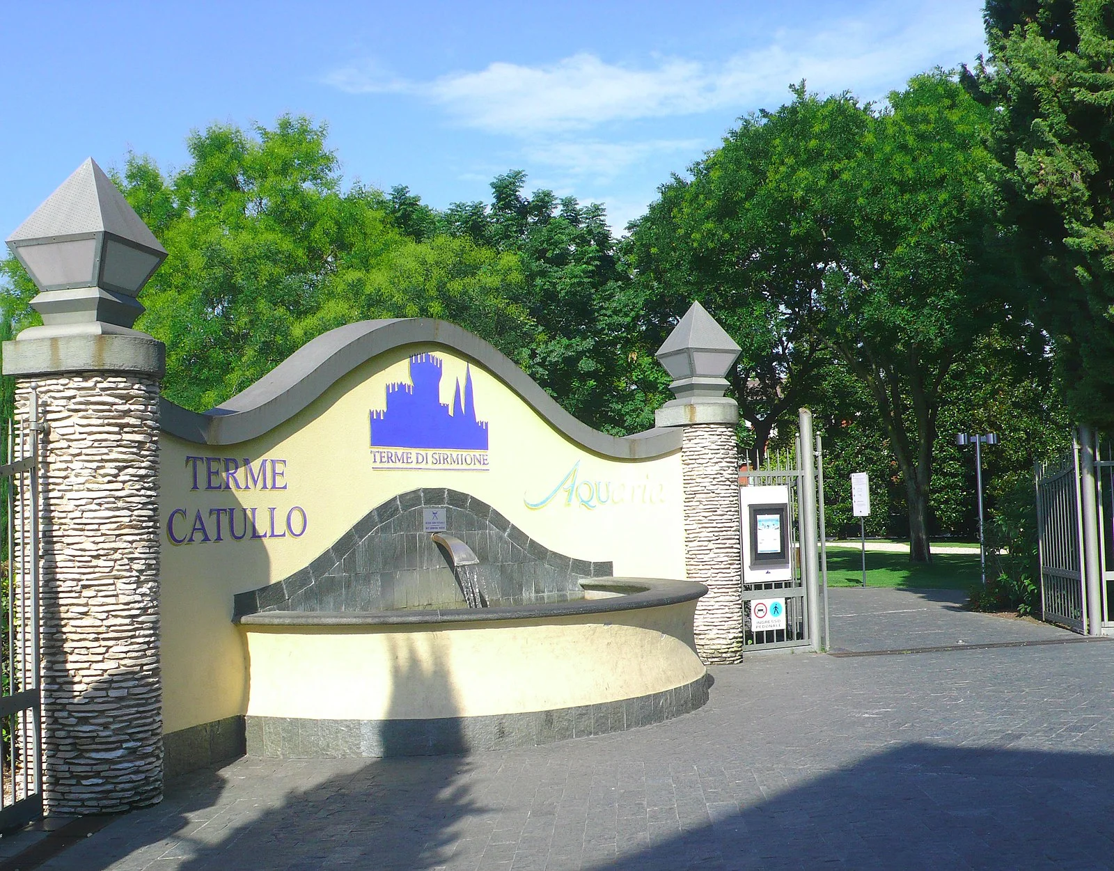 Buitenbad van Aquaria thermale bronnen in Sirmione met dampend water aan het Gardameer