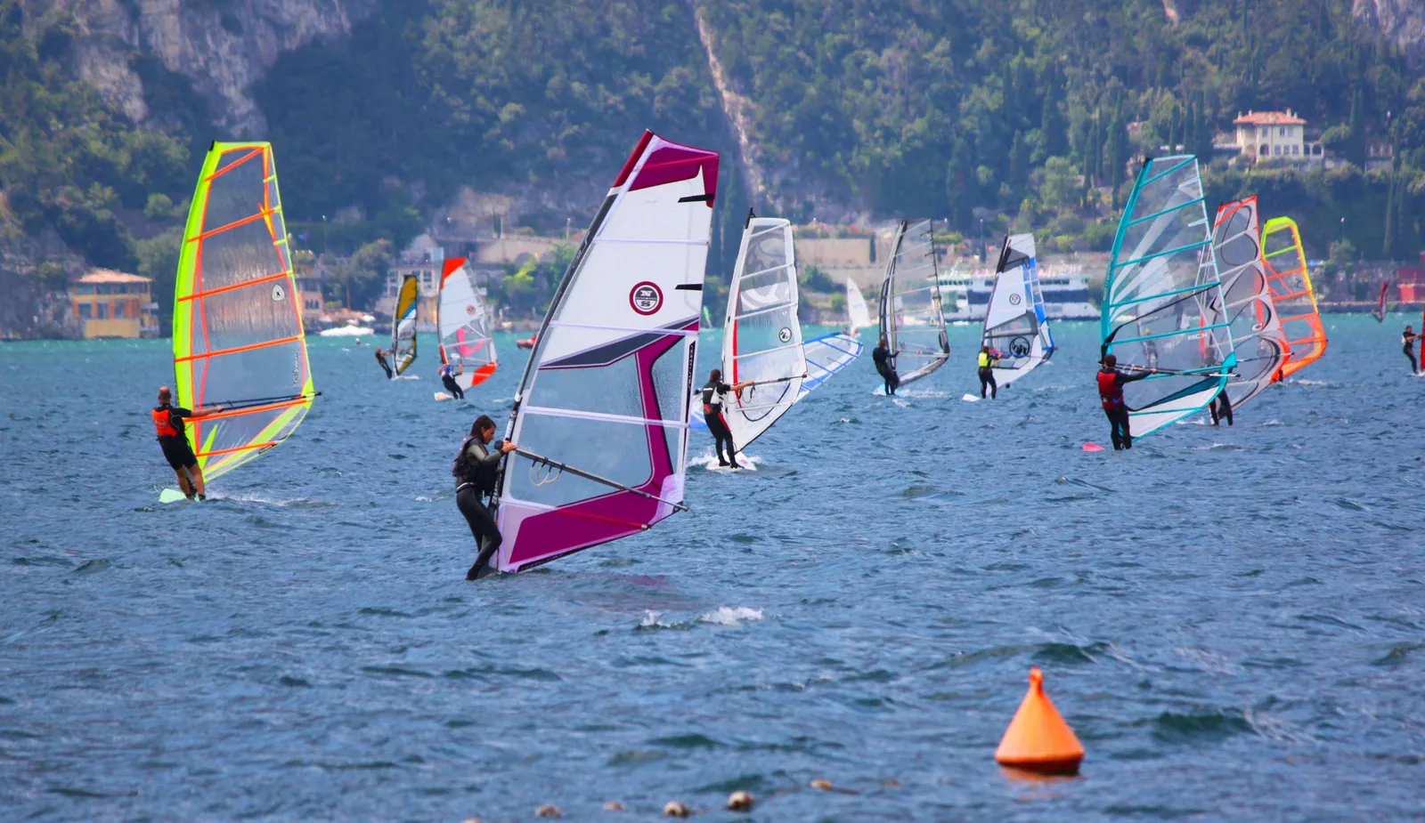 Windsurfer voor Torbole sul Garda