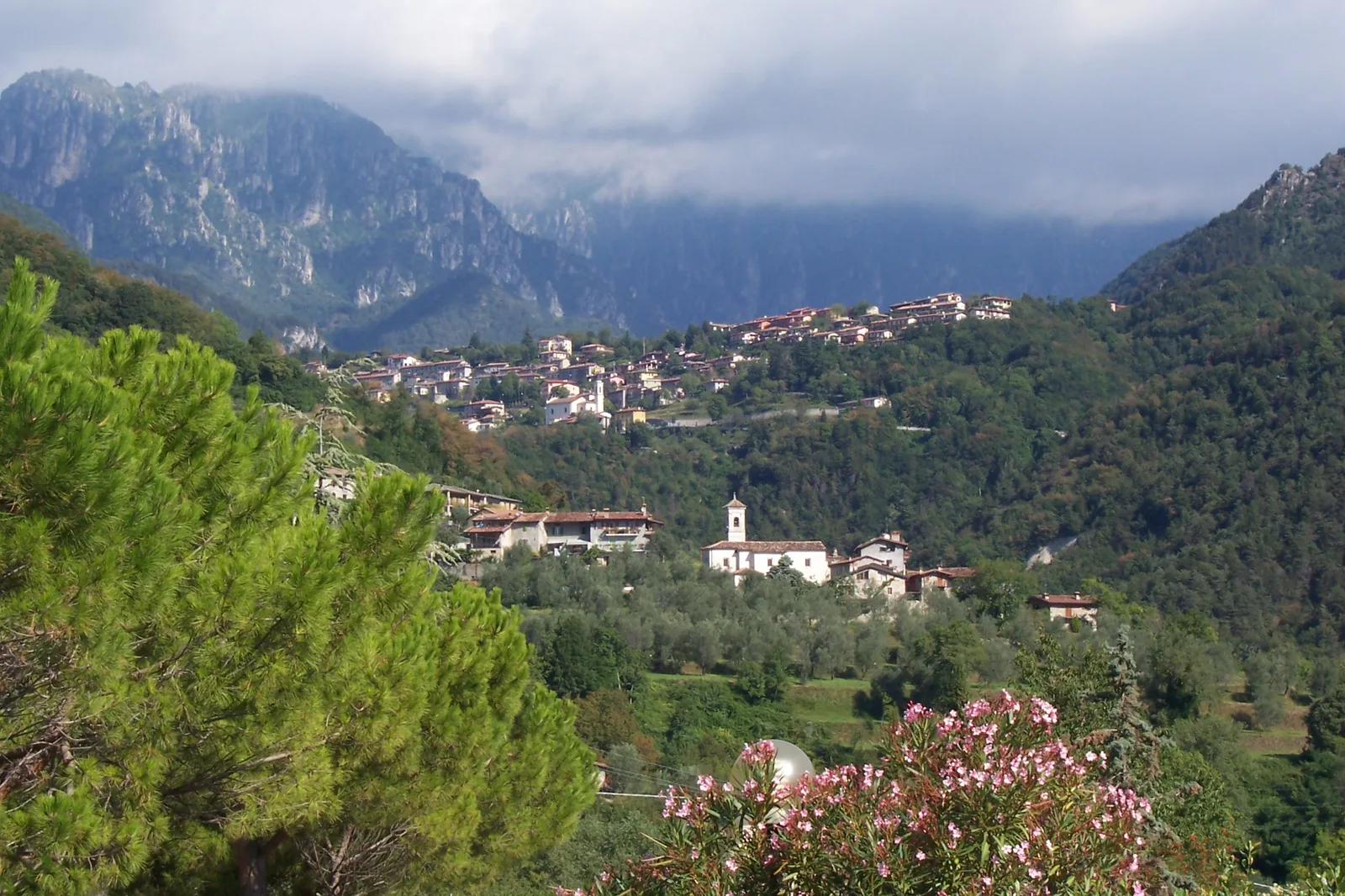 Pieve di Tremosine met uitzicht over het Gardameer