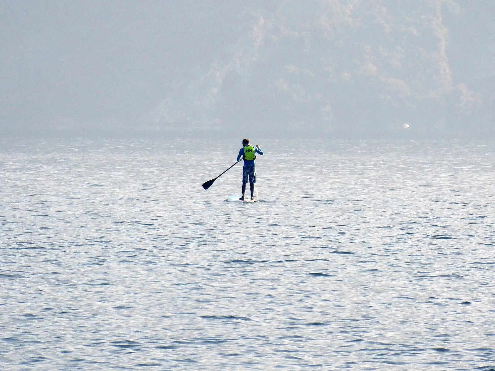 Kind op een stand-up paddleboard in helder water aan het Gardameer